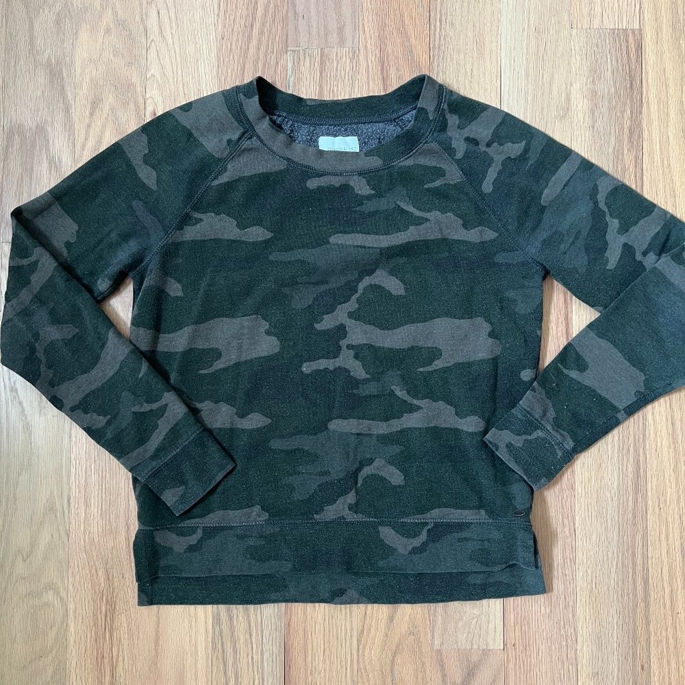 o'neill - green camo crewneck - women's size M